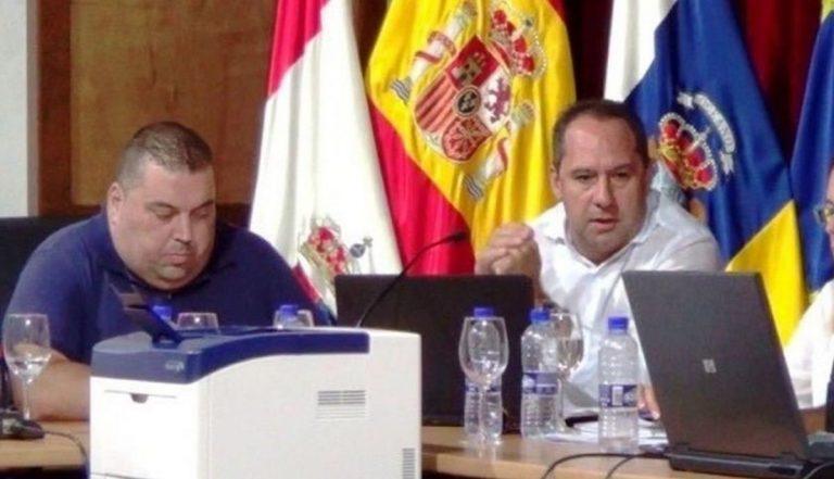 juan-monzon-y-guayo-rodriguez-en-el-pleno-de-yaiza_12_1200x689