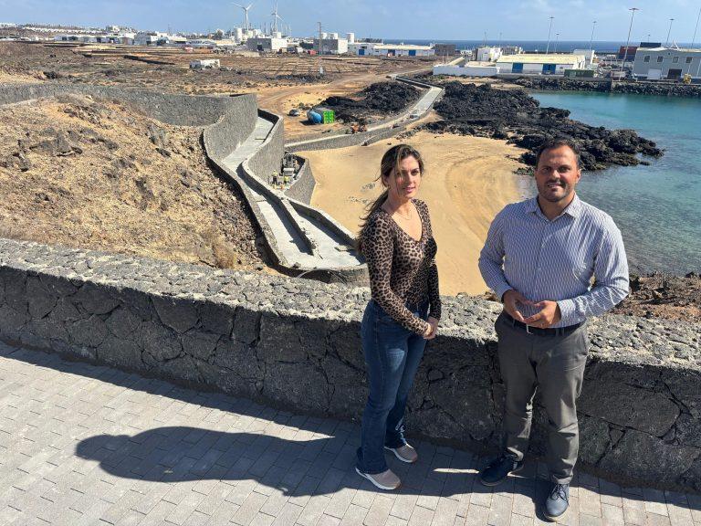 El alcalde Yonathan de León y la concejala de Playas, Davinia Déniz, visitan el avance de las obras en la playa de La Arena