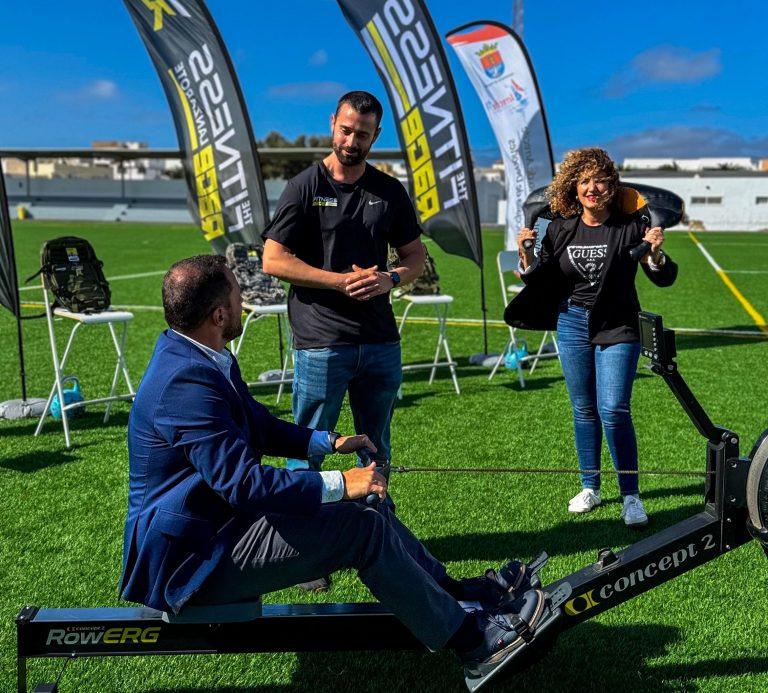El alcalde de Arrecife, Yonathan de León, junto a la concejala de Deportes y Turismo, Eli Merino, tras la presentación de la The Fitness Race Arrecife, en el barrio de Altavista