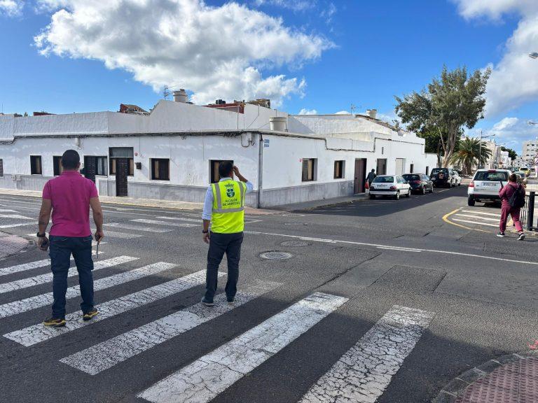 El alcalde de Arrecife, Yonathan de León, junto a unos de los encargados del Plan de Reasfaltado visitando esta semana las calles del barrio de Titerroy que serán reasfaltadas