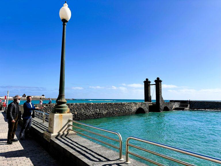 El alcalde de Arrecife Yonathan de León y el artista Ildefonso Aguilar