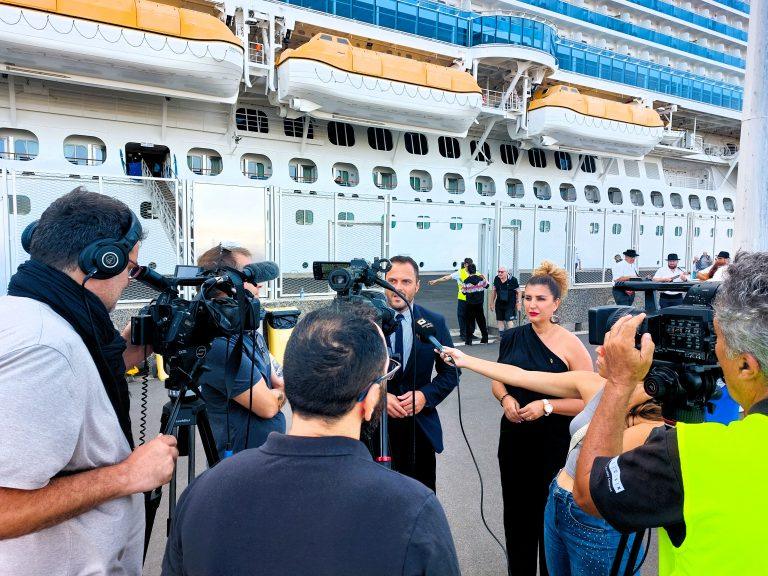 El alcalde de Arrecife, Yonathan de León, y la concejala de Turismo, Eli Merino