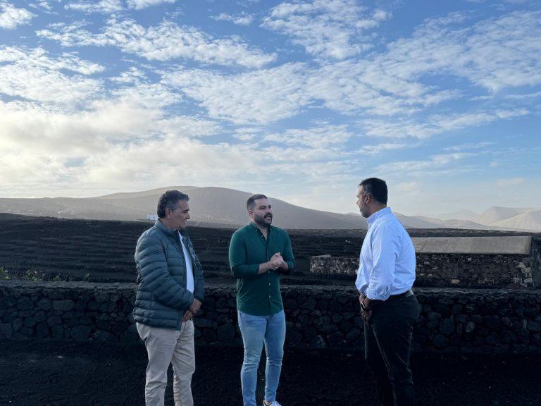 El consejero de Empleo, Jesús Machín, junto el secretario local de CC Yaiza, Mateo Ramón y el portavoz de CC en el Ayuntamiento, Emilio Machín