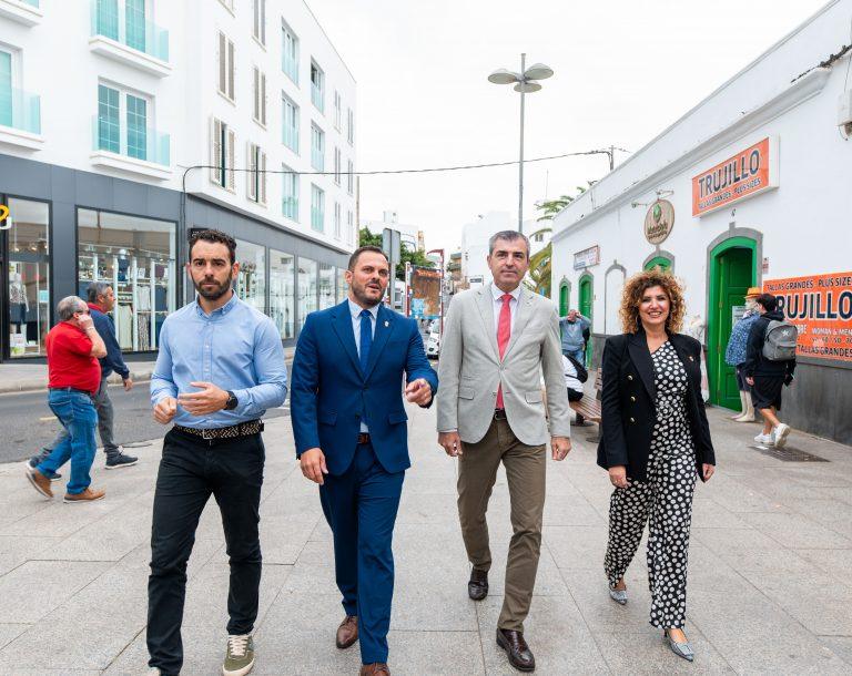 El vicepresidente del Gobierno de Canarias, Manuel Domínguez, y el alcalde de Arrecife, Yonathan de León, anuncian las nuevas obras en la zona Comercial Abierta de Arrecife