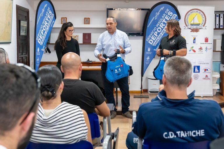 Entrega de chalecos en el CID Náuticos