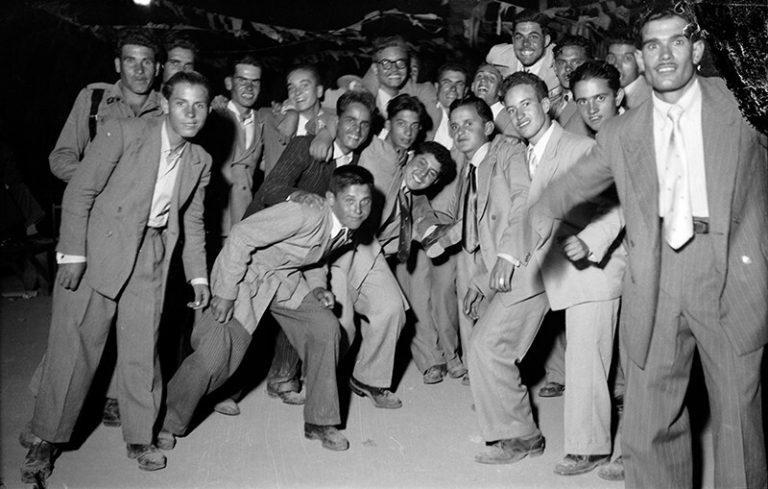 Grupo de amigos en una verbena en Haría en el año 1953. @Javier Reyes