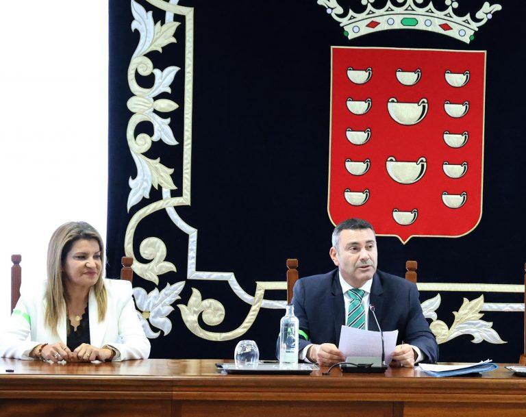 Oswaldo Betancort junto a la vicepresidenta, María Jesús Tovar