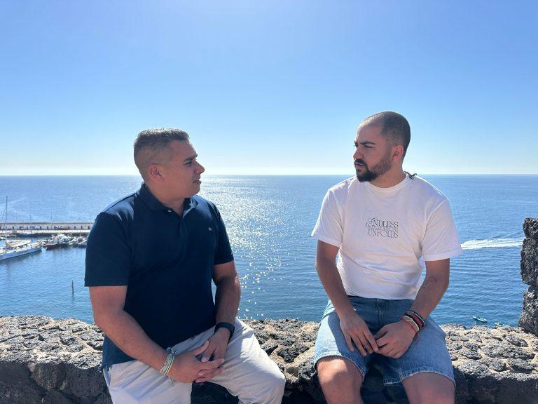 Yone? y Yonay conversan en el mirador de Puerto del Carmen