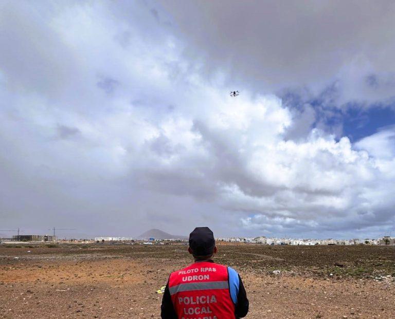 Agente de la Unidad de Drones de la Policía Local de Arrecife realizando un seguimiento con el dron en uno de los barrios de la capital de Lanzarote