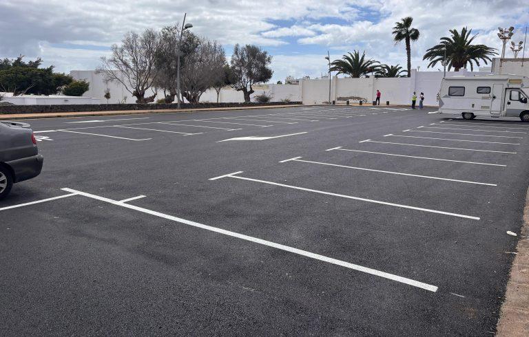 Arrecife concluye el reasfaltado del gran aparcamiento de las 100 viviendas de Titerroy y anexo a la Escuela Oficial de Idiomas
