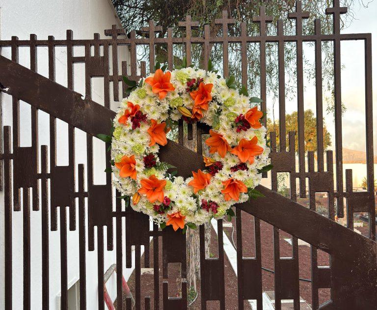 Centros de Flores y coronas en el cementerio