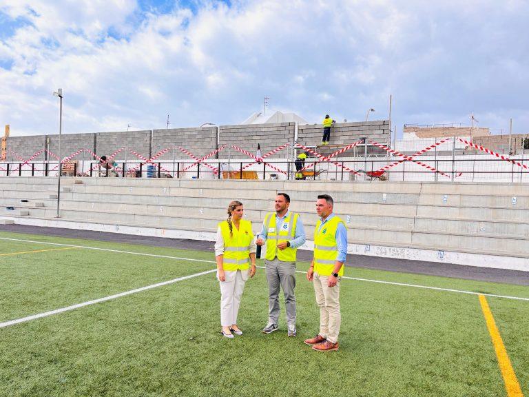 El Ayuntamiento de Arrecife construye una visera sobre la grada del campo municipal de futbol Puerto del Arrecife