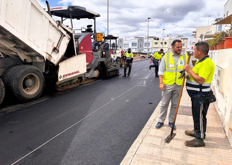 El Ayuntamiento de Arrecife reasfalta varias calles del barrio de Altavista