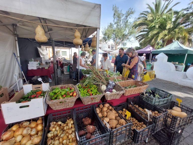 El Ayuntamiento de Arrecife traslada a la calle Academia ( lateral de la iglesia) el Mercadillo Tradicional Agrícola por las obras de la plaza junto a la iglesia