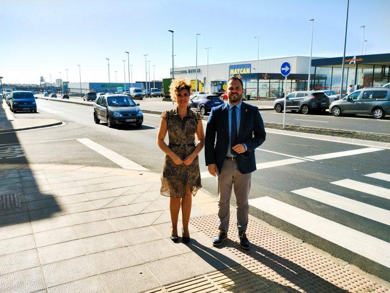El alcalde de Arrecife, Yonathan de León, y la concejal de Comercio, Eli Merino, en la zona de Argana donde se ha puesto en marcha la construcción de un gran edificio comercial