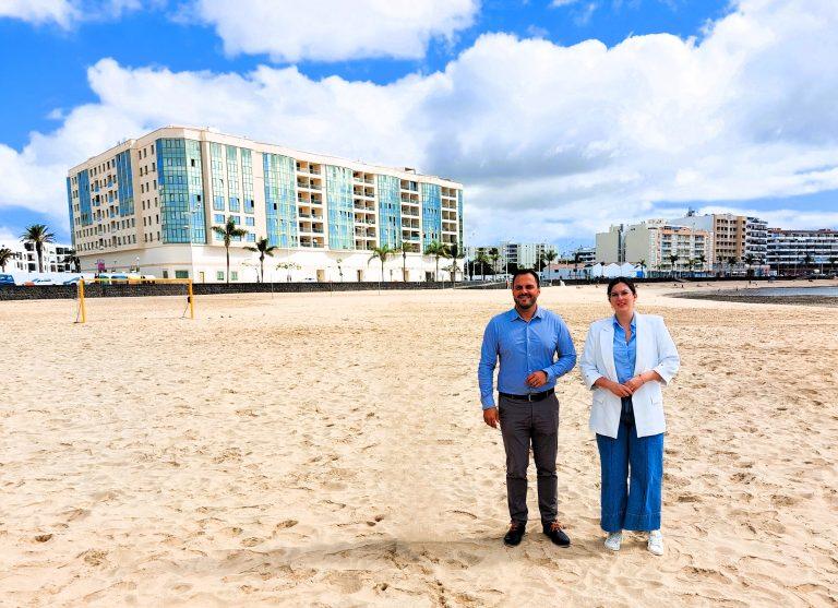 El alcalde de Arrecife, Yonathan de León y la concejala de Medio Ambiente, Davinia Déniz