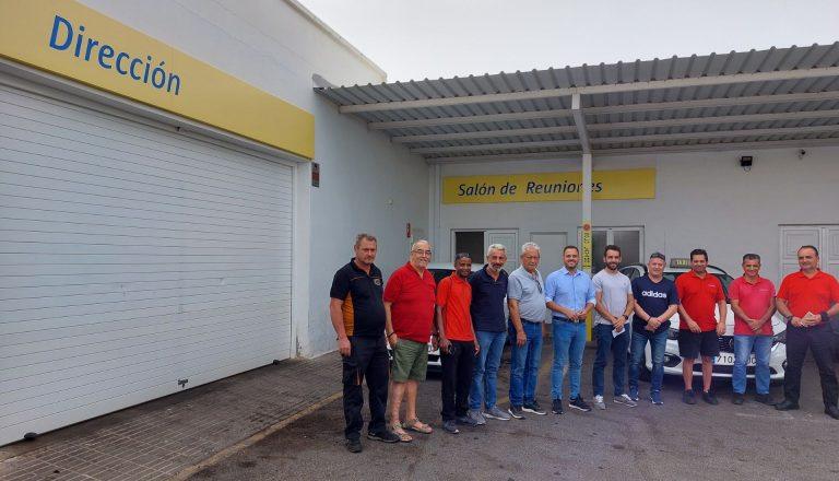 El alcalde de Arrecife junto a Lito Guillén y la Junta de la Cooperativa del Taxi de Arrecife