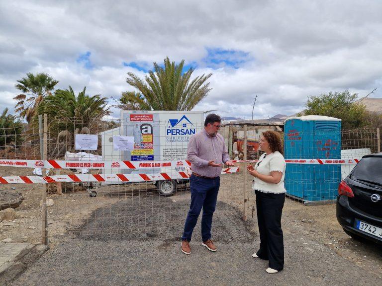 El alcalde Isidro Pérez y la concejala Marlene Romero en el terreno de las actuaciones de demolición