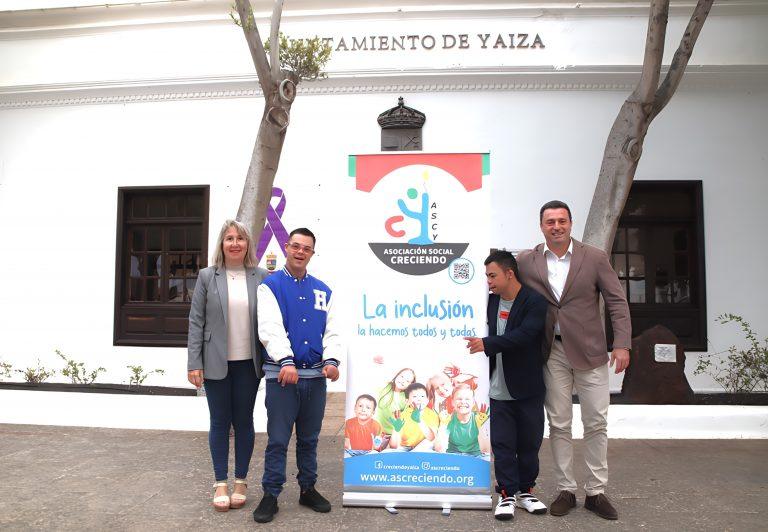 Miembros de Creciendo y el alcalde en la fachada del Ayuntamiento