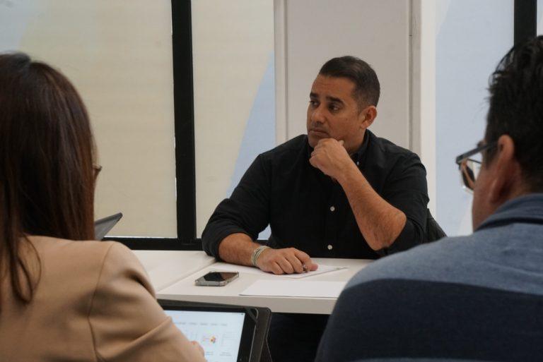 Yoné Caraballo durante una reunión