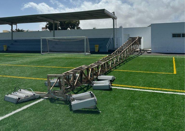 Torreta caída en el Campo de fútbol Agapito Reyes Viera