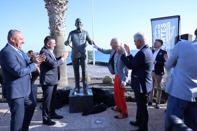 Escultura en honor a Kenneth Gasque