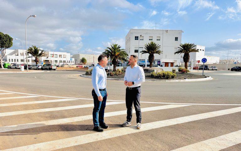 El alcalde Yonathan de León y el consejero de Obras Públicas, Jacobo Medina, en la zona de Puerto de Naos