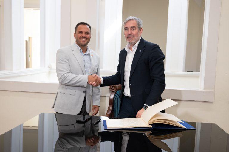 El alcalde de Arrecife, Yonathan de León, y el presidente de Canarias, Fernando Clavijo, ayer antes de la reunión del Consejo de Gobierno celebrado en Arrecife