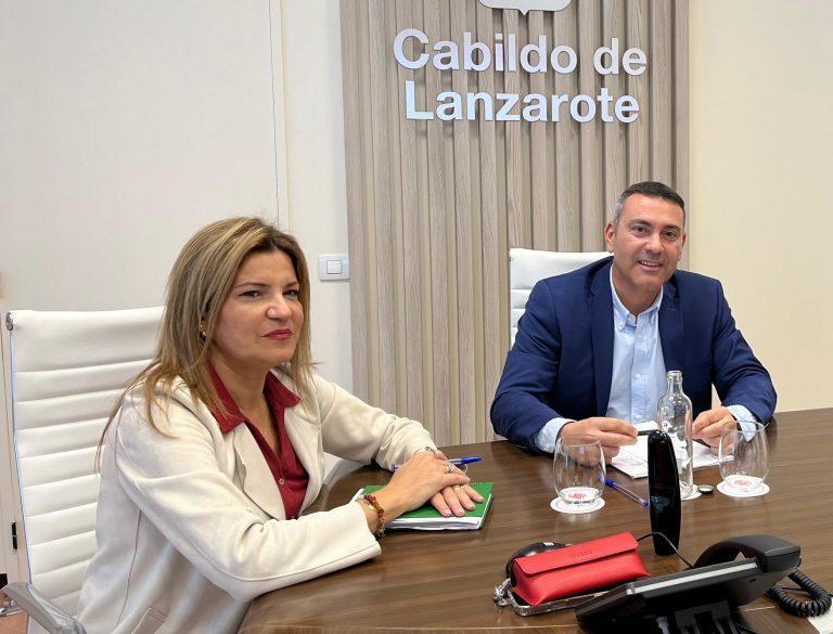 El presidente, Oswaldo Betancort junto a la vicepresidenta María Jesús Tovar