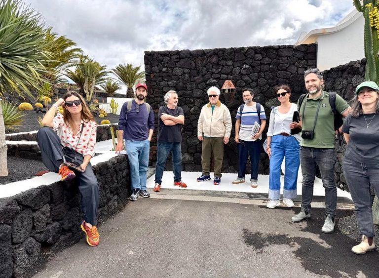 Pedro Almodóvar y su equipo, de viaje en Lanzarote. Imagen: Instagram Agustín Almodóvar
