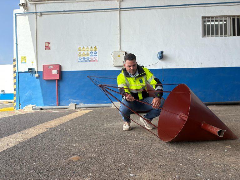 Jacobo Medina en el Parque Móvil junto al elemento caído