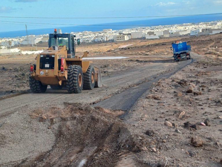 La Concejalía de Obras Públicas del Ayuntamiento de Arrecife sigue acondicionando los caminos afectados por las lluvias en El Diseminado de Argana