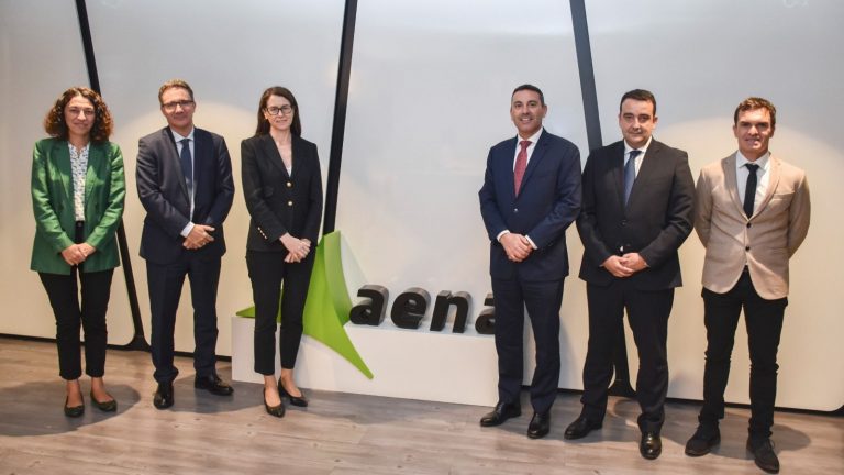 Oswaldo Betancort junto a responsables de AENA