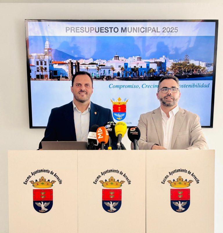 El alcalde de Arrecife Yontahan de León y el teniente de alcalde, EChedey Eugenio, en la presentación de los presupuestos del 2025 en marzo pasado