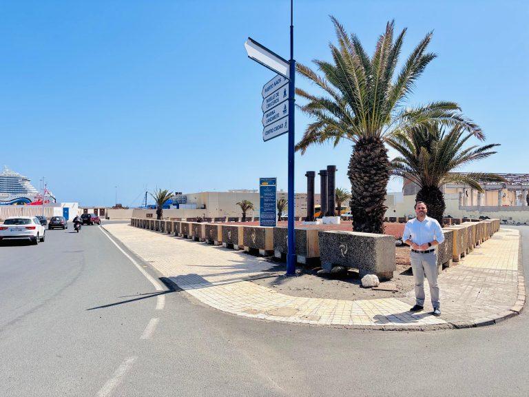 El alcalde de Arrecife junto a la gran parcela que será destinada a la creación de un gran parque urbano