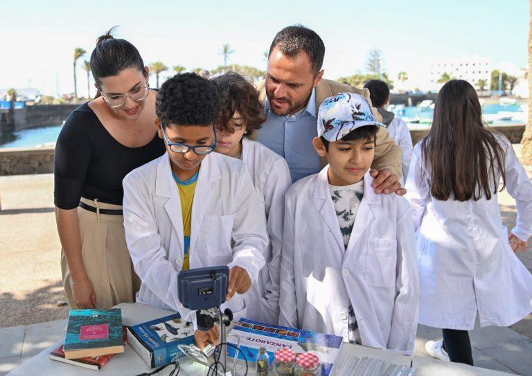 El alcalde de Arrecife y la concejala de Medio Ambiente en el Charco de San Gine?s, dentro de las actividades de divulgacio?n de los valores de la marina de Arrecife