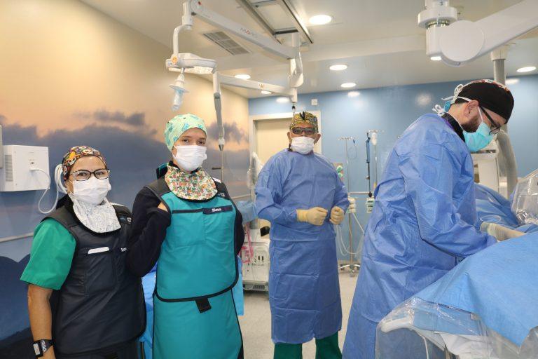 Equipo durante el procedimiento de hemodinamica en Lanzarote