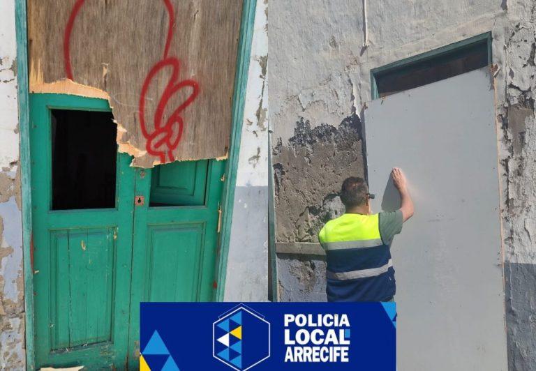 Puerta forzada por los okupas y un operario del Ayuntamiento de Arrecife