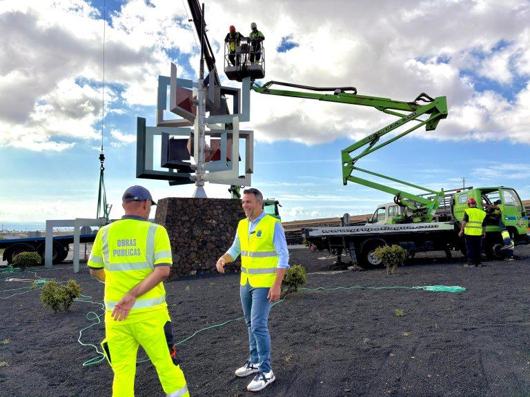 Jacobo Medina junto al juguete de viento de Montaña Blanca