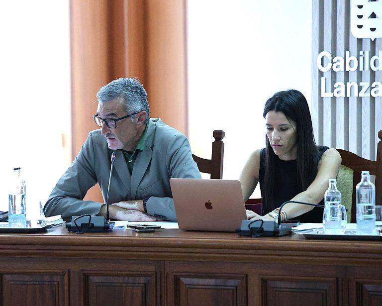 Marci Acuña y Aroa Revelo durante el pleno