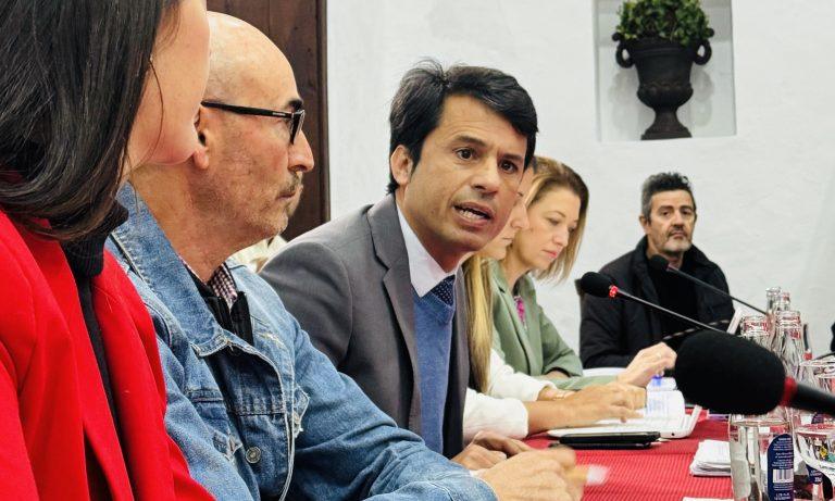 Marcos Bergaz junto con concejales socialistas en pleno de Teguise