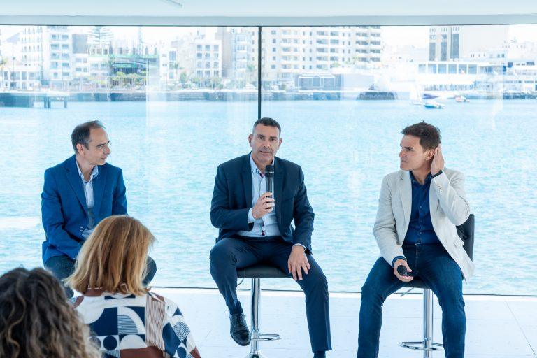 Oswaldo Betancort junto a Héctor Fernández