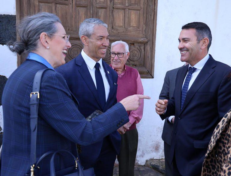 Oswaldo Betancort junto al alcalde de Texas