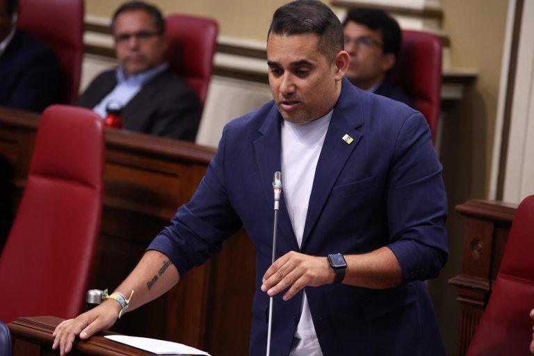 Yoné Caraballo realiza la pregunta a la consejera de sanidad en el pleno