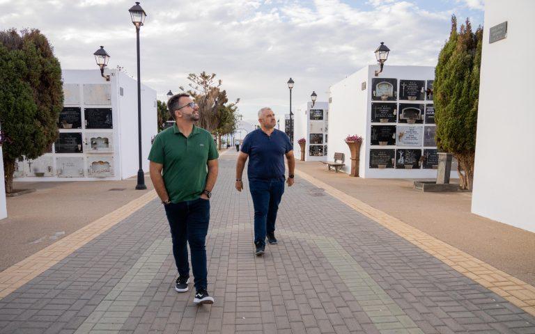 Echedey Eugenio y Jacobo Lemes en una visita al cementerio (1)