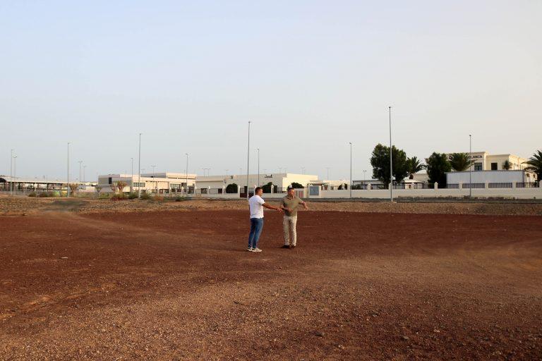 El alcalde y el concejal de Obras Públicas en la parcela en la que se construirá