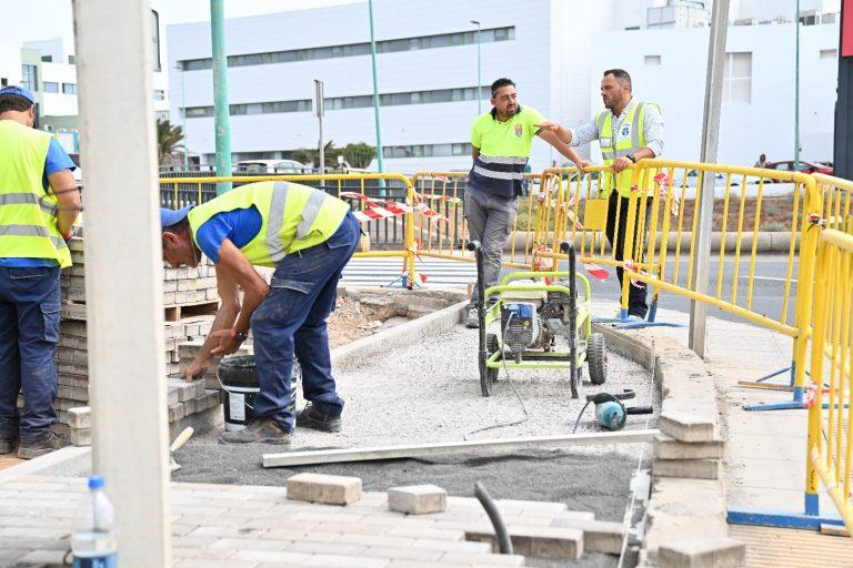 El alcalde Yonathan de León supervisa estos nuevos trabajos para suprimer barreras en las calles de Arrecife
