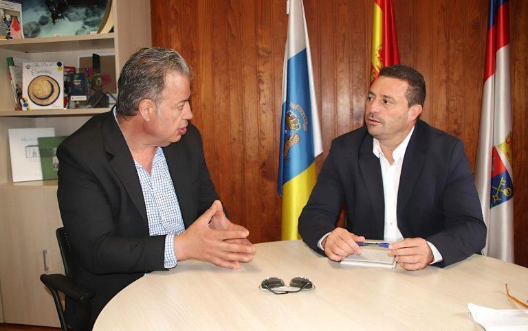 El alcalde y el director de Vivienda reunidos en Yaiza (1)