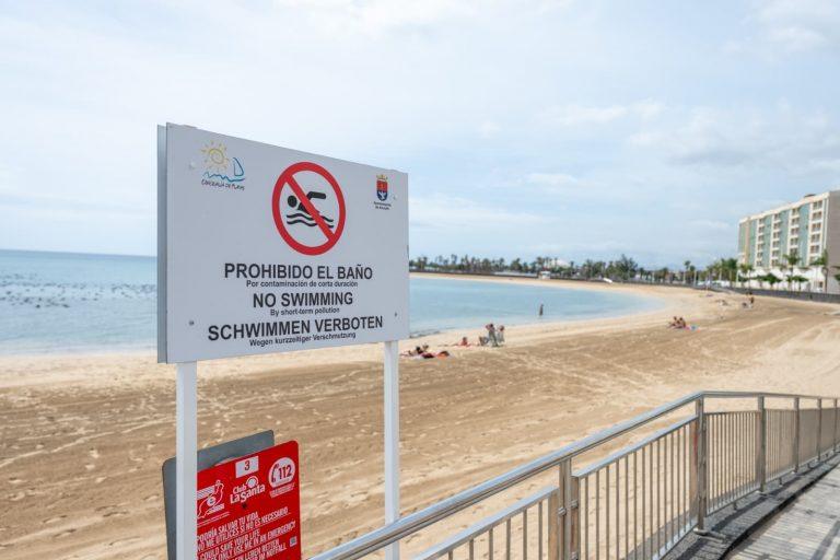 Imagen de esta tarde en la playa de El Reducto donde la Concejalía de Playas de Arrecife prohíbe el baño