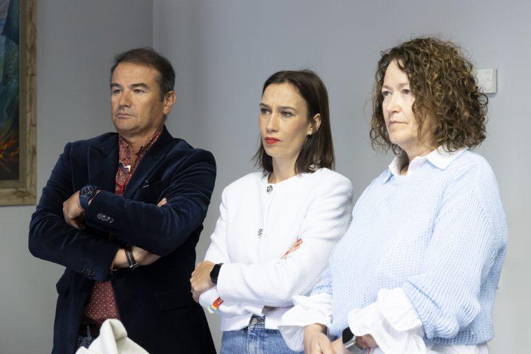 Esther Suárez (derecha), junto a Nira Fierro, secretaria de Organización del PSOE Canarias, y Marcos Hernández, portavoz de Educación del Grupo Parlamentario Socialista